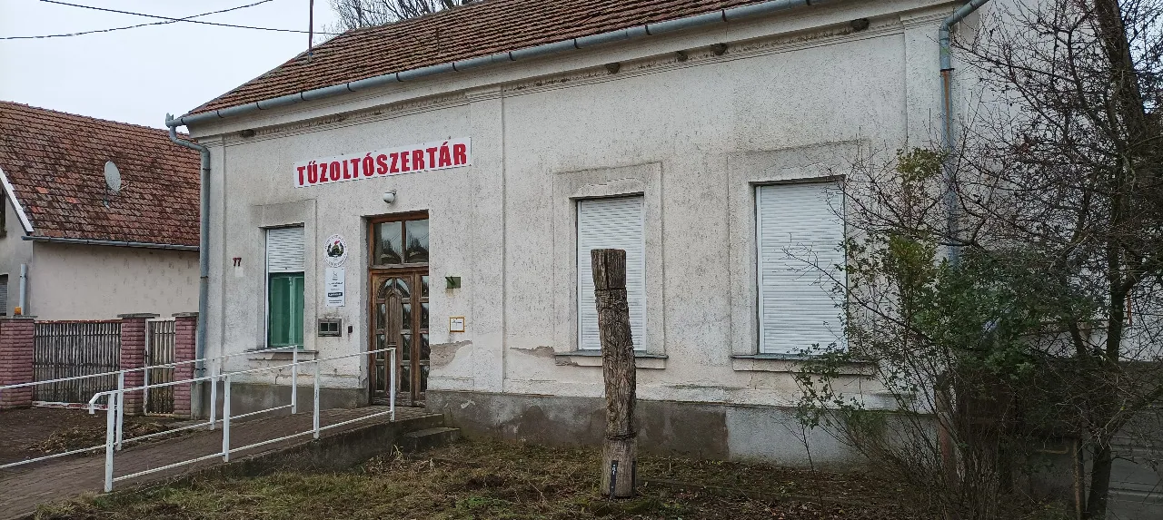 Az egykori patika épülete az átvételkor, már az egyesület jelképeivel