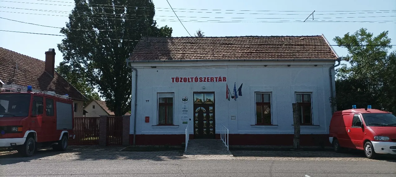 A kötegyáni tűzoltószertár a Kossuth utcában, előtte az egyesület két tűzoltóautója