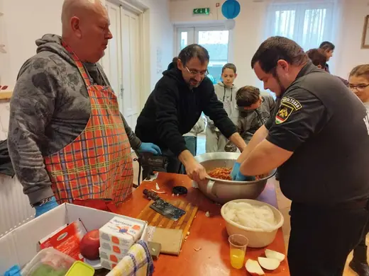 Első hely a kolbásztöltő versenyen, 1. kép