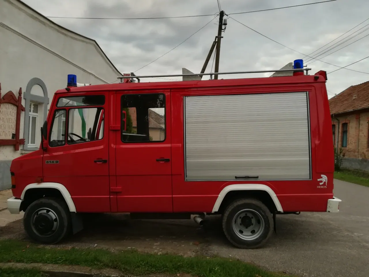 A Mercedes-Benz 814 D Rosenbauer TLF 1000 gépjárműfecskendő