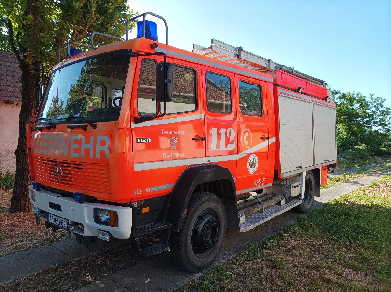A Kötegyán ÖTE/1 Mercedes-Benz 1120 gépjárműfecskendő, oldalán a 112-es felirattal