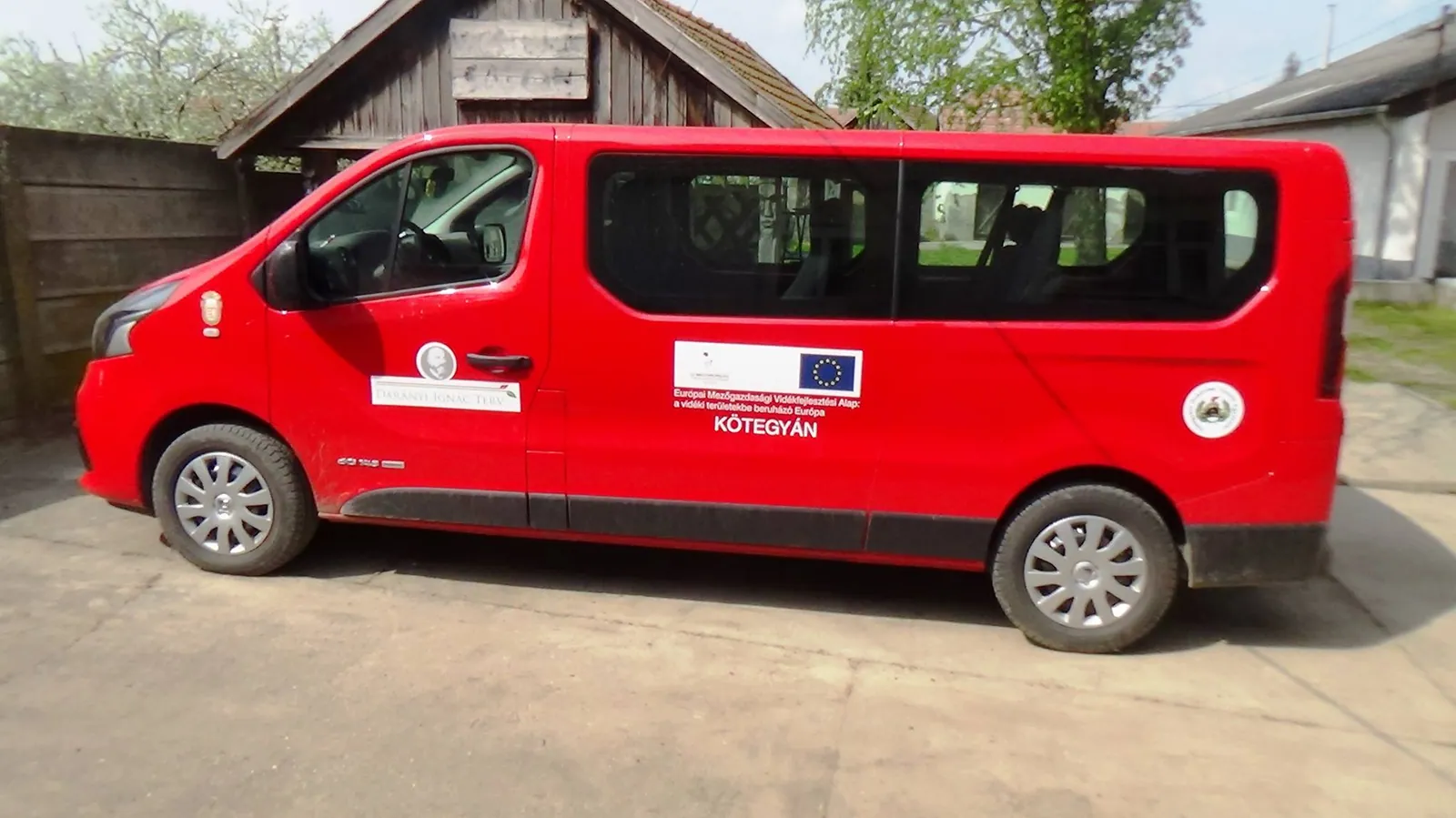 A piros Renault Trafic kisbusz az egyesület feliratával