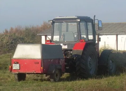 A tűzoltó utánfutó egy traktor mögött