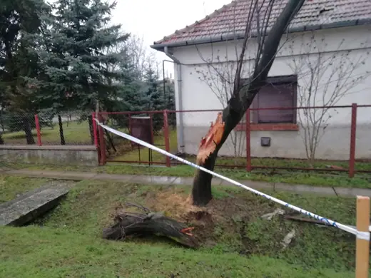 Viharkár a Köztársaság és a Kossuth utcában, 9. kép