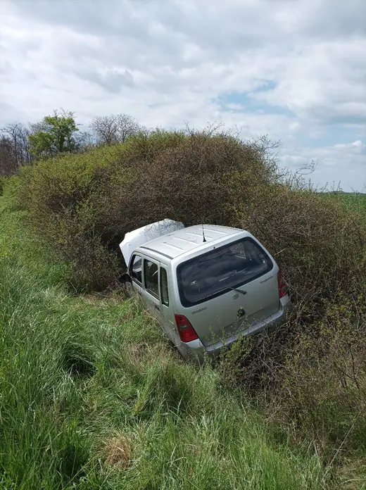 Árokba csúszott személygépkocsi a Vasút utcában, 1. kép