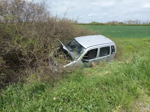 Árokba csúszott személygépkocsi a Vasút utcában, 2. kép