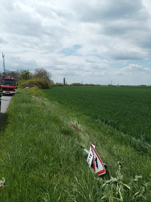 Árokba csúszott személygépkocsi a Vasút utcában, 3. kép