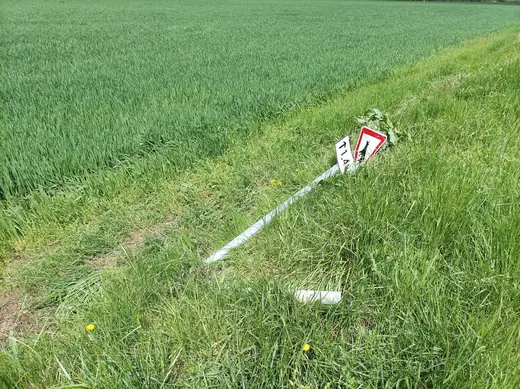 Árokba csúszott személygépkocsi a Vasút utcában, 5. kép