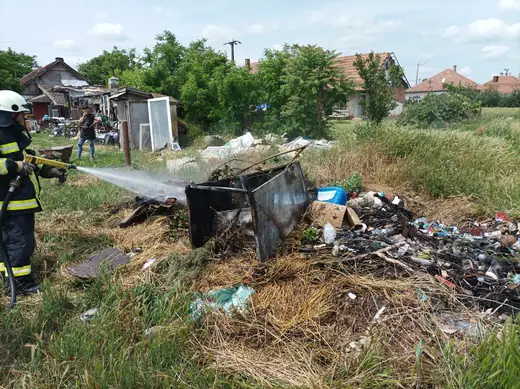 Hulladékkupac égett a falu szélén, 1. kép