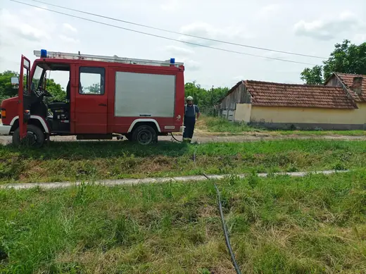 Hulladékkupac égett a falu szélén, 2. kép