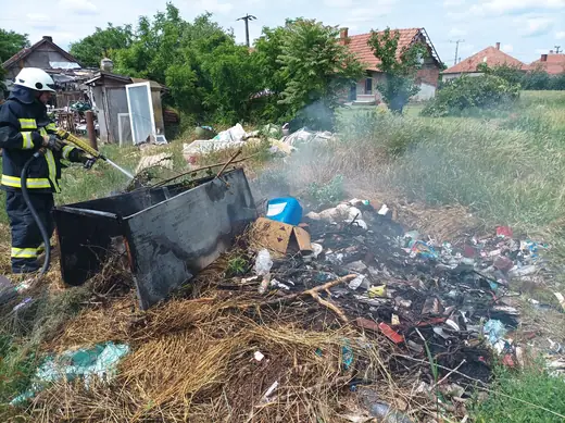 Hulladékkupac égett a falu szélén, 3. kép