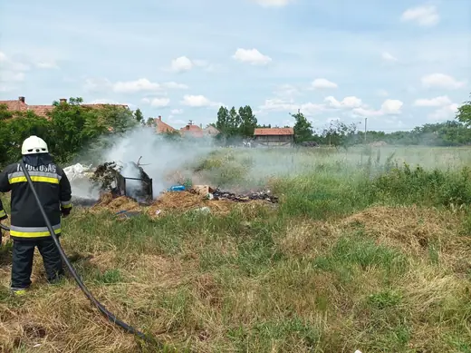 Hulladékkupac égett a falu szélén, 5. kép