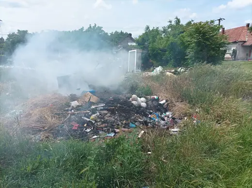 Hulladékkupac égett a falu szélén, 6. kép