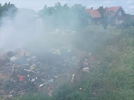 Hulladékkupac égett a falu szélén, 7. kép