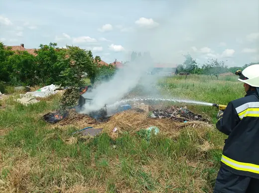 Hulladékkupac égett a falu szélén, 8. kép