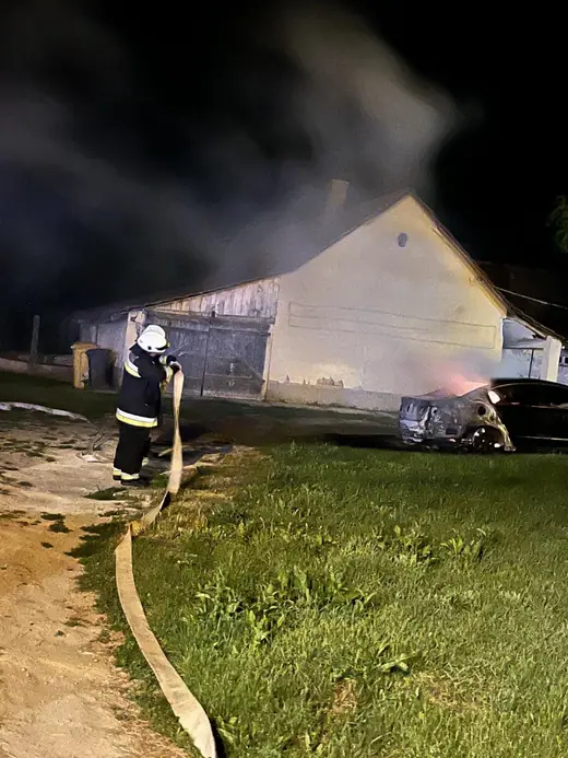Személyautó égett egy Közép utcai udvaron, 1. kép