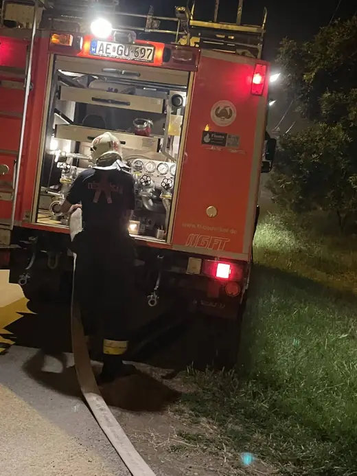 Személyautó égett egy Közép utcai udvaron, 3. kép