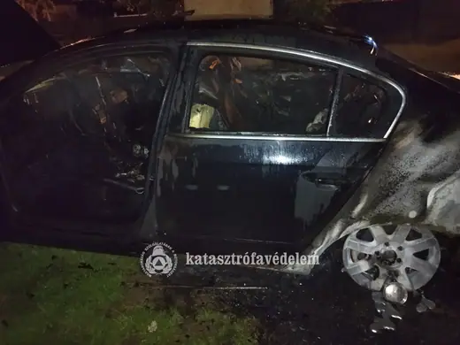 Személyautó égett egy Közép utcai udvaron, 7. kép